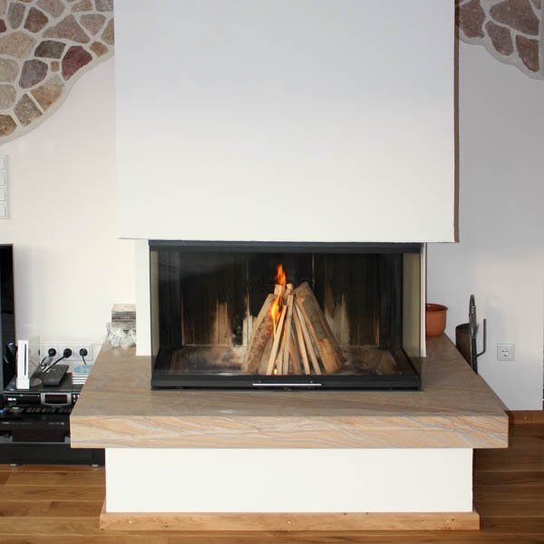 Heizkamin mit Panoramascheibe, mit Holzsims
