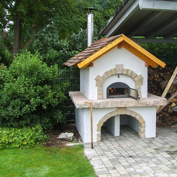 Gartenbackofen, mit Ziegeldach
