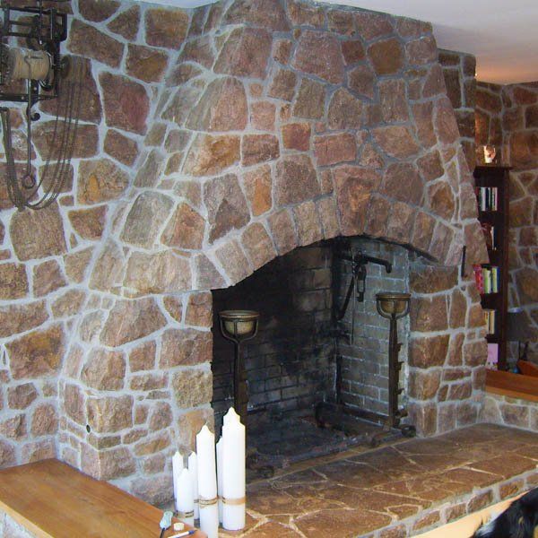 Kamin mit Natursteinverkleidung