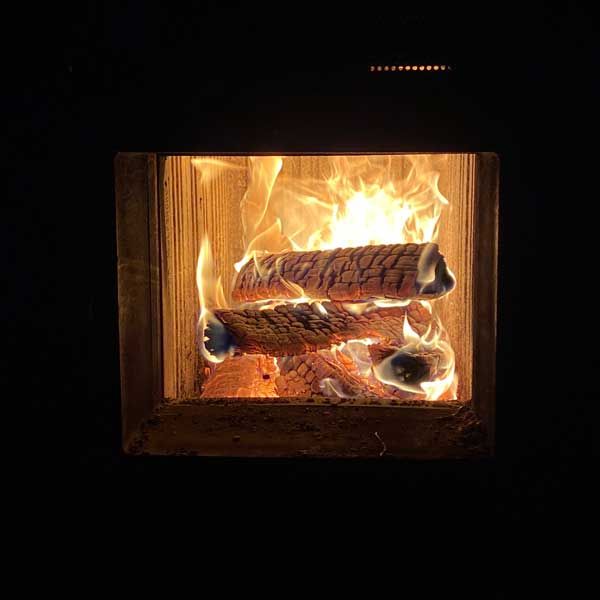 Holzfeuer in einem neuen Heizeinsatz