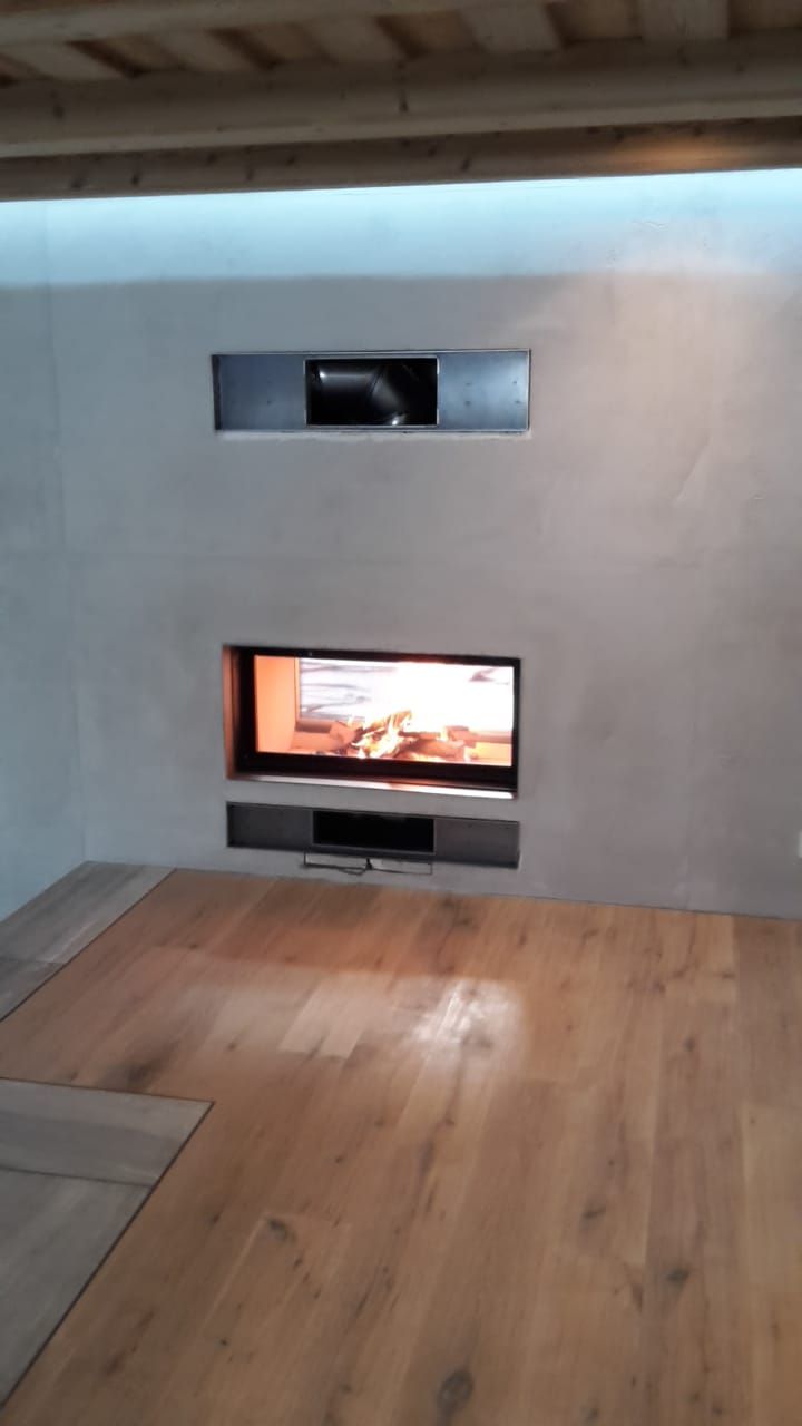 Kaminwand mit Panoramascheibe, in grauer Wandgestaltung