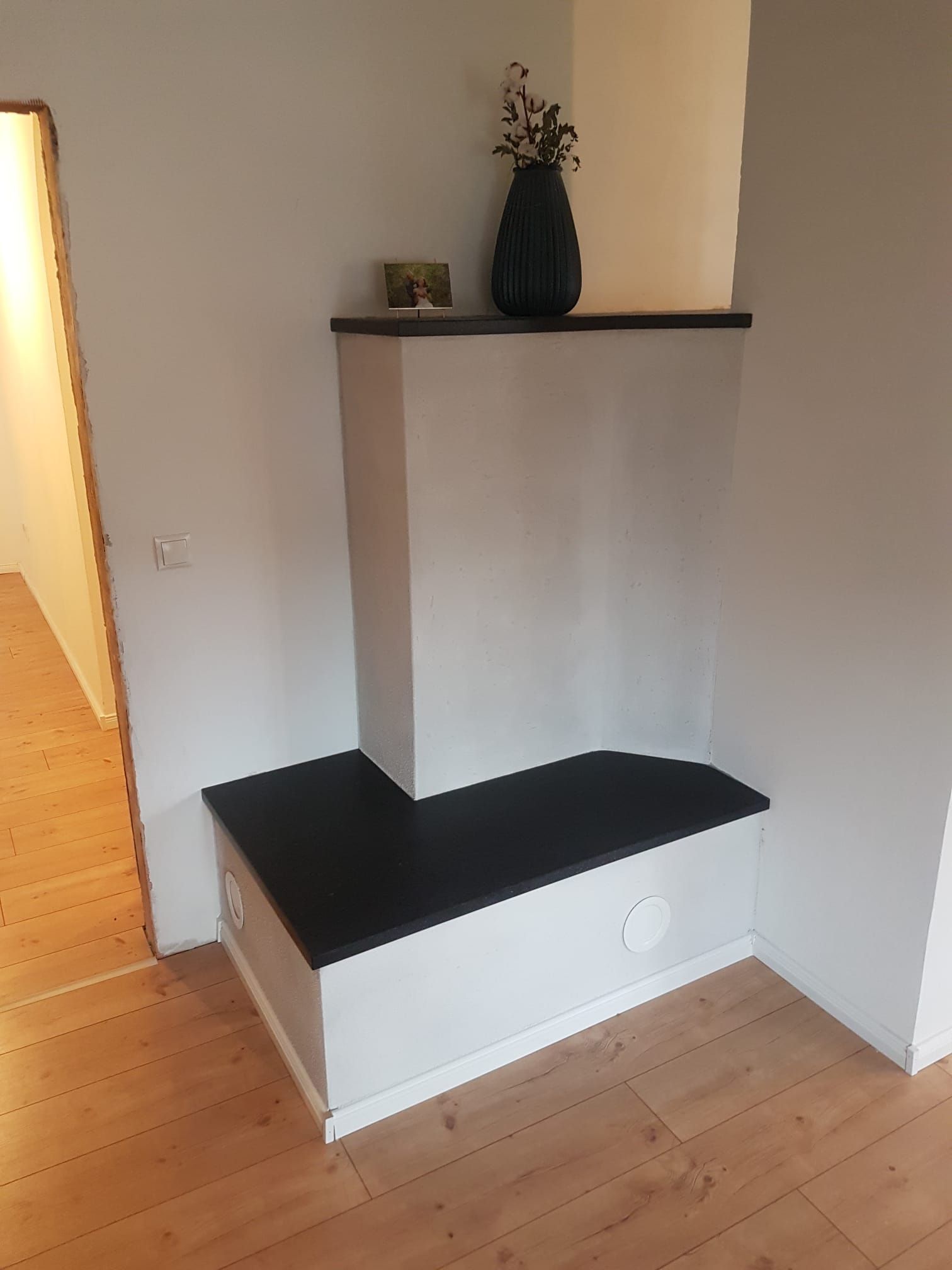 Ofen mit Sitzbank, mit dunkler Abdeckung