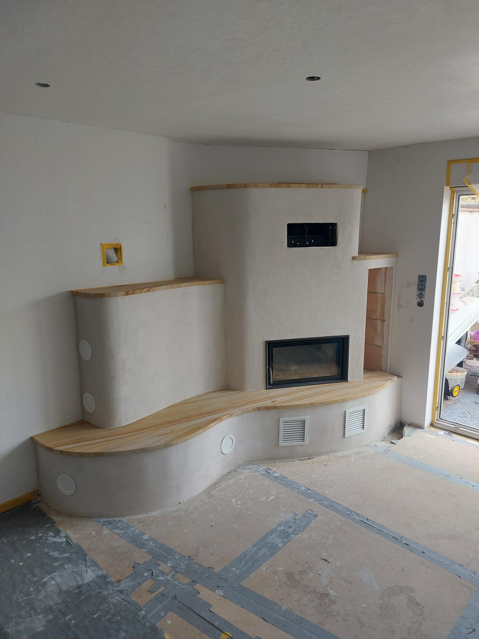Kachelofen mit geschwungener Bank, Sitzfläche aus Holz