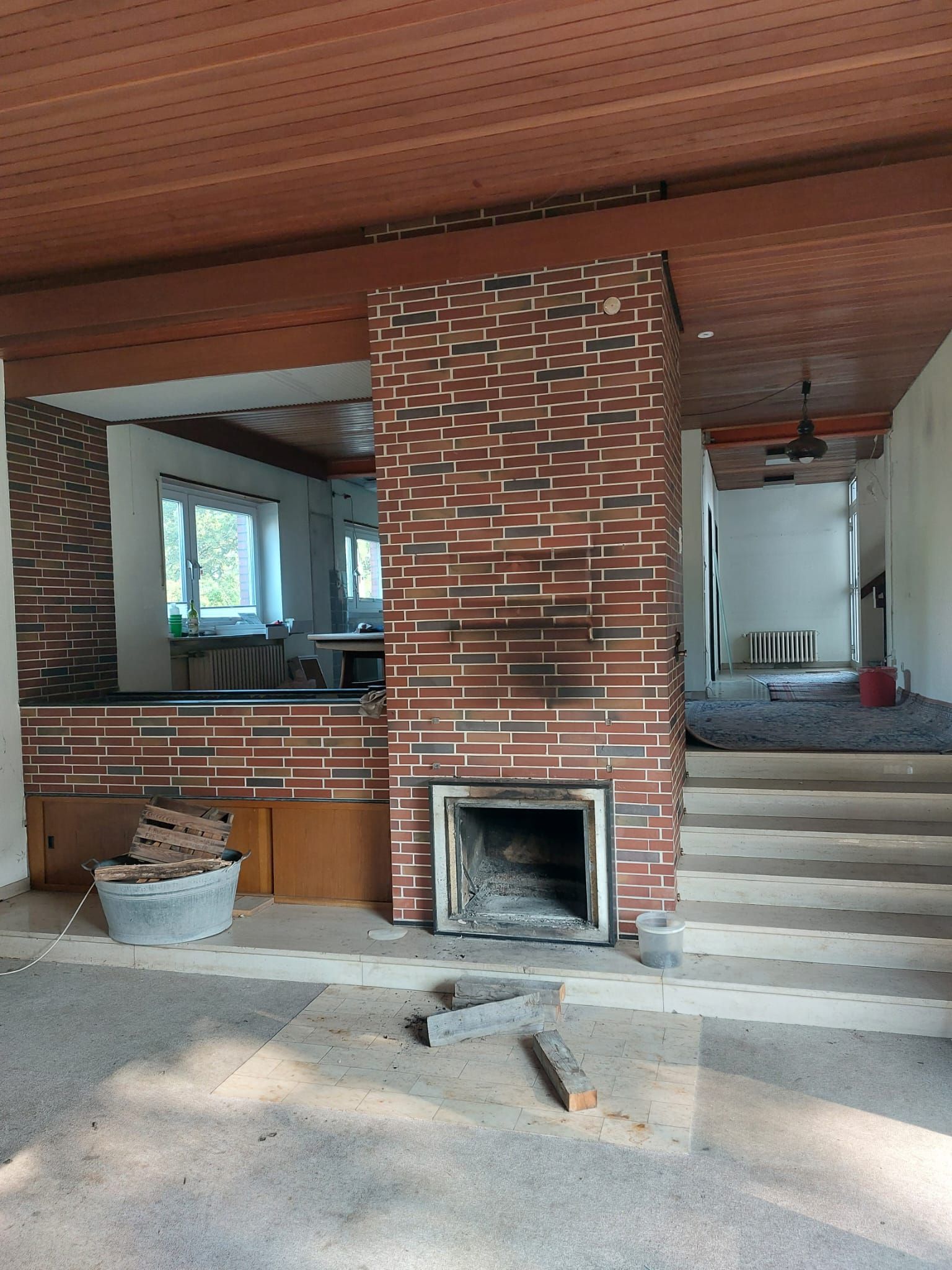 Vorher: offener Kamin in Klinkerwand