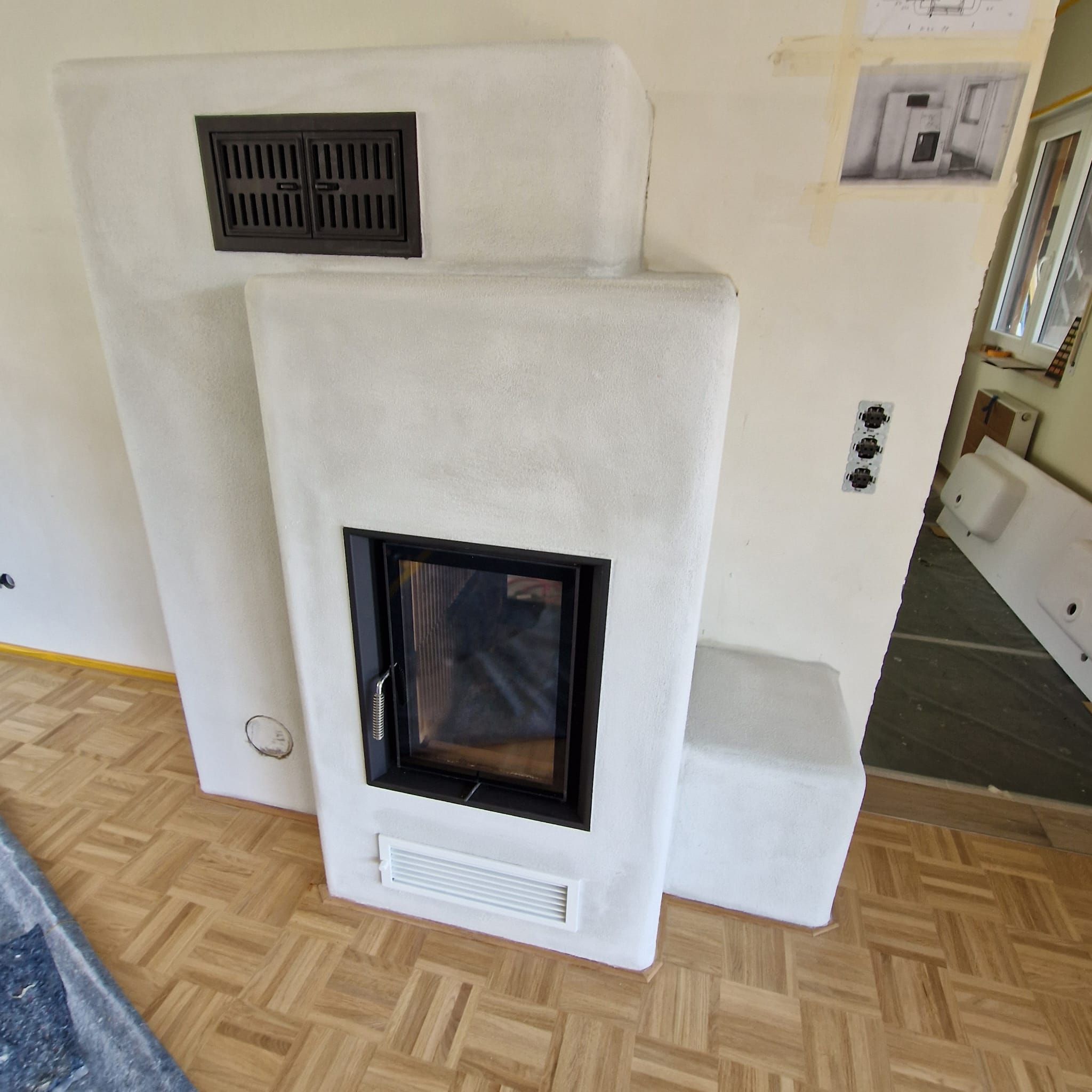 Kachelofen in Cremeweiß, mit Warmluftgitter